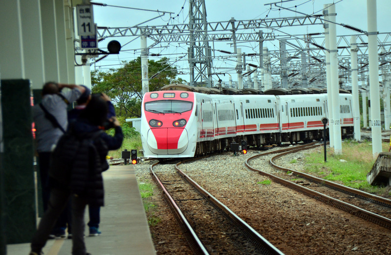 Die Elektrifizierung des letzten Abschnitts der Eisenbahnstrecke rund um die Insel wurde 2020 abgeschlossen (Foto: CNA)
