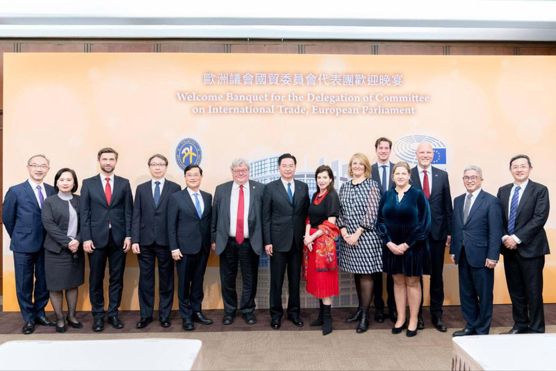 Außenminister Joseph Wu (7.v.li) mit Abgeordneten des Ausschusses für internationalen Handel (INTA) im Europäischen Parlament (Foto: CNA)