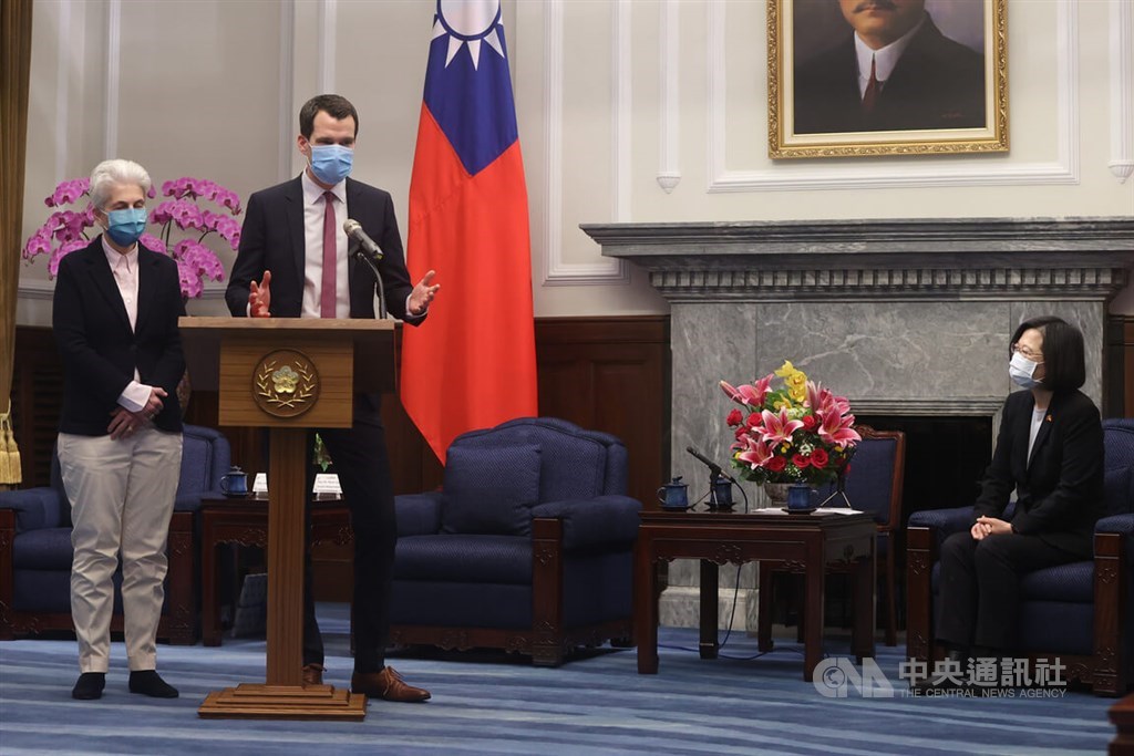 Der stellvertretende Bundesvorsitzende der FDP und Erste Parlamentarische Geschäftsführer der FDP-Bundestagsfraktion, Johannes Vogel (Mitte),  Marie-Agnes Strack-Zimmermann, Vorsitzende des Verteidigungsausschusses des Bundestages (links), Präsidentin Tsai Ing-wen (sitzend) (Bild: CNA)