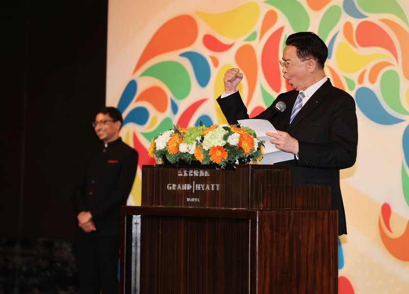 Außenminister Joseph Wu (rechts) nahm gestern an der Feier des Tags der Republik Indien teil. (Quelle: CNA)
