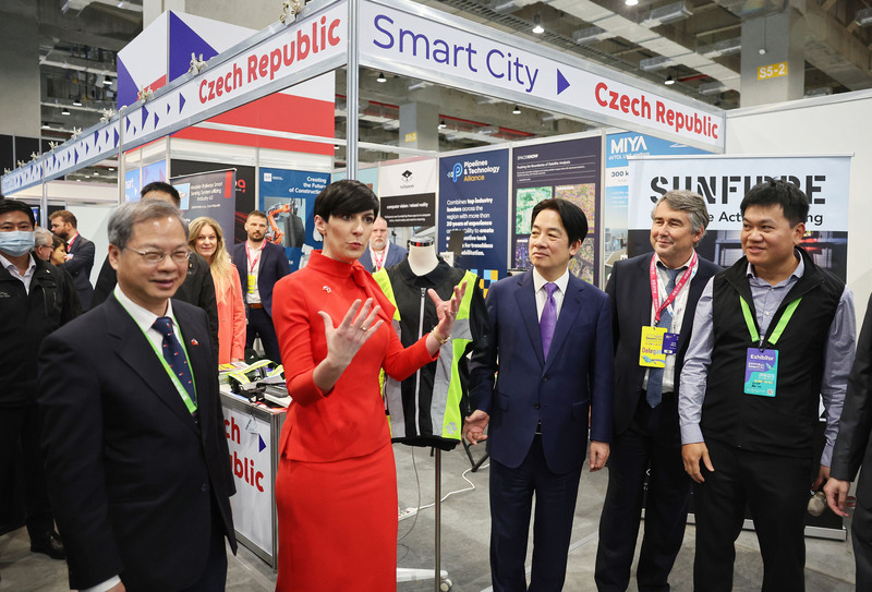 Die Sprecherin des tschechischen Repräsentantenhauses Adamová (Zweite von links) auf der Smart City Expo in Keelung mit Vize-Präsident William Lai (Dritter von rechts) am 28. März. (Bild: CNA)