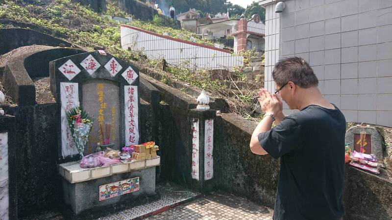 Ein Mann betet an seinem Familiengrab (Bild: Archiv)