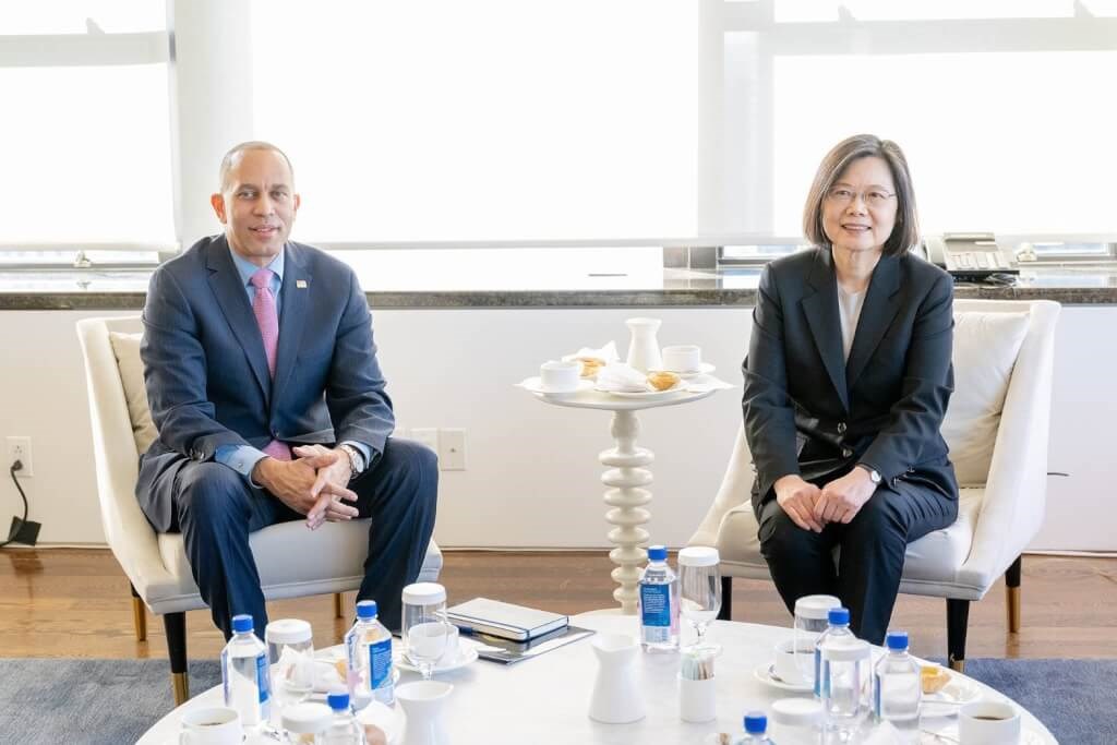 Präsidentin Tsai Ing-wen und der Demokrat Hakeem Jeffries, der Fraktionsführer der Demokraten im US-Repräsentantenhaus (Foto: CNA vom Präsidialamt und Hakeem Jeffries Webseite)