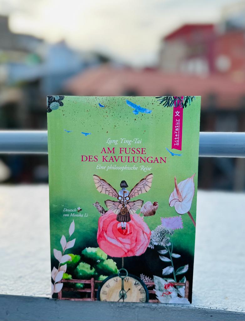 Die deutsche Ausgabe des Romans Am Fuße des Kavulungan. (Bild: Lung Ying-Tai)