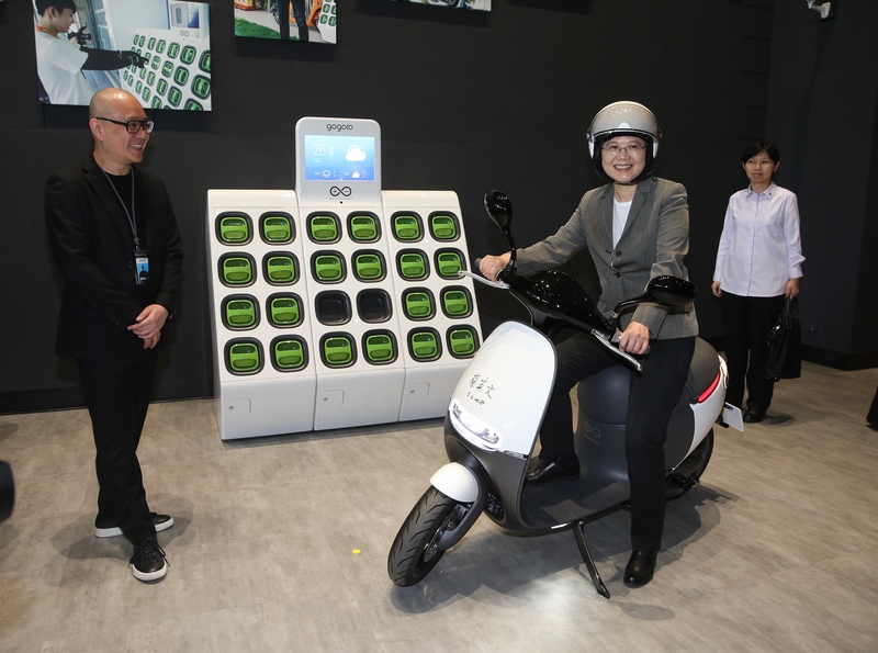 Politischer Rückenwind für die Scooter? Präsidentin Tsai Ing-wen vor einer Batterie-Austauschstation (Quelle: CNA)