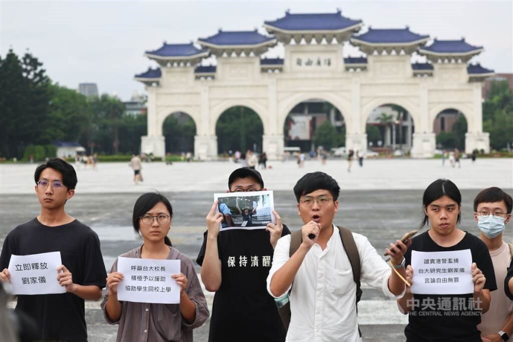 Eine Gruppe von Studenten der National Taiwan University verurteilt am Sonntag die "willkürliche" Verhaftung einer Kommilitonin in Hongkong. Diese hatte am Vortag in Hongkong an das Tiananmen-Massaker erinnert. (Foto: CNA vom 4. Juni 2023)