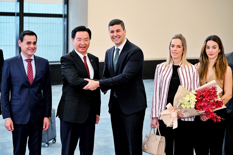 Der designierte Präsident von Paraguay, Santiago Peña (Mitte), ist an der Spitze einer Delegation in Taiwan eingetroffen (Foto: CNA)