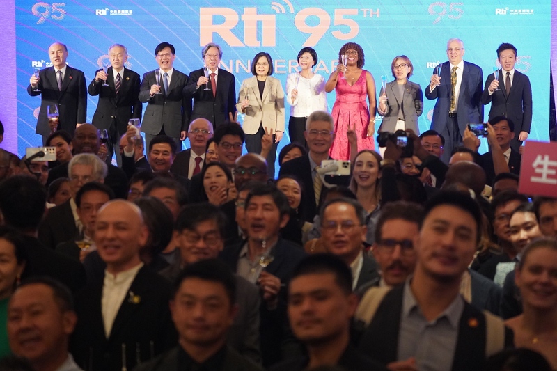 Präsidentin Tsai Ing-wen (fünfte von links in der hinteren Reihe) nahm gestern an der Galaveranstaltung zum 95-jährigen Jubiläum von Radio Taiwan International teil. (Foto: CNA)