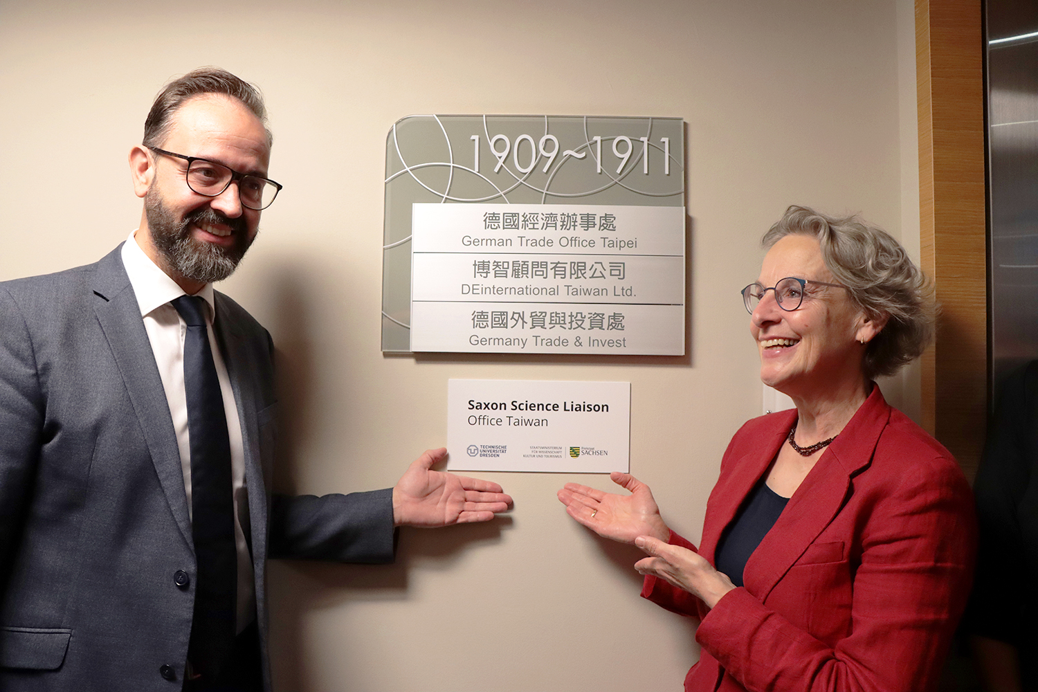 Präsidentin der Technischen Universität Dresden (TU Dresden), Ursula Staudinger (rechts) und Sachsens Wissenschaftsminister Sebastian Gemkow freuen sich über die Eröffnung des Verbindungsbüros für Wissenschaft in Taipeh (Foto: Deutsches Wirtschaftsbüro Taipei)