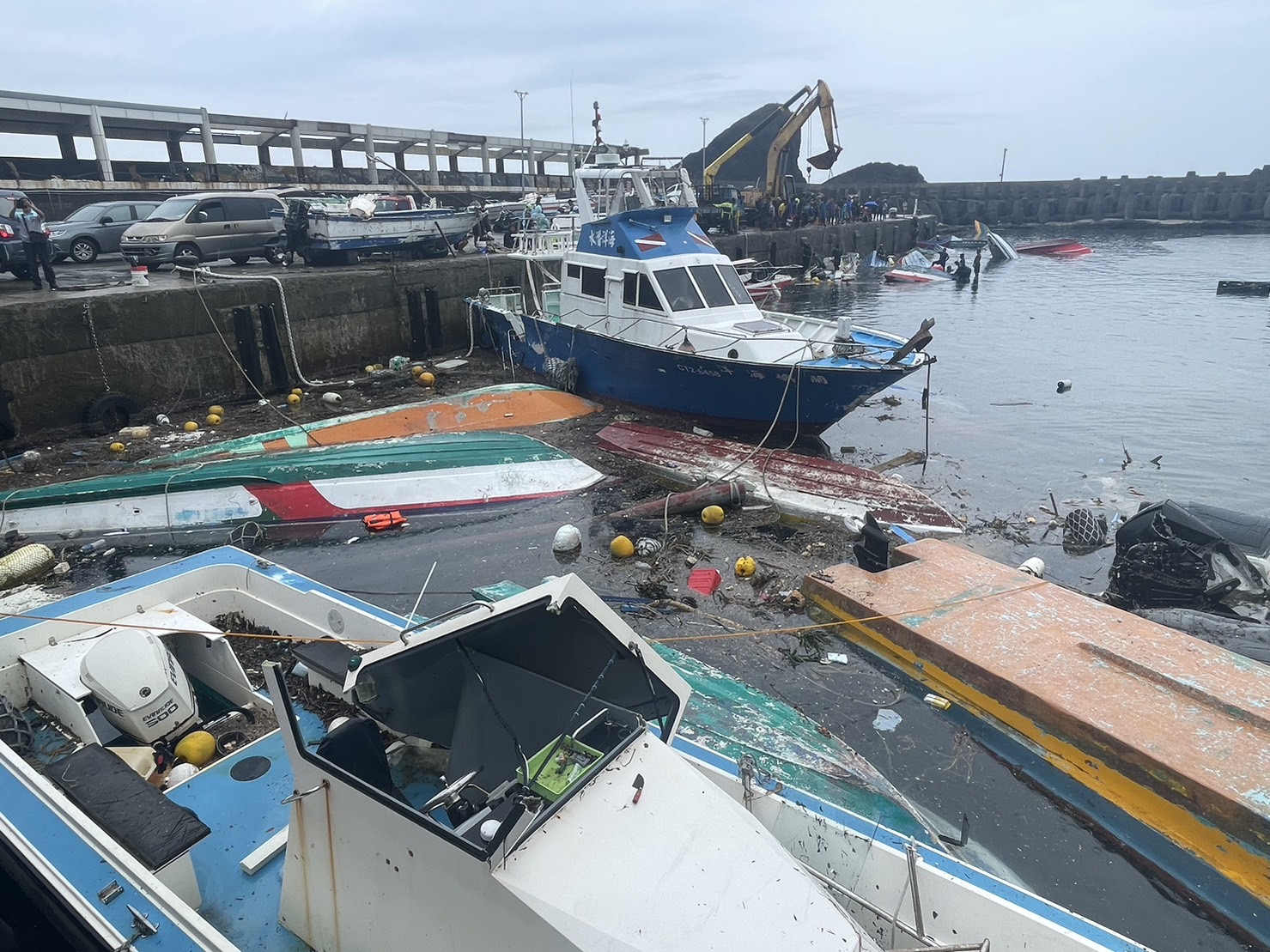 Ein Hafen der Insel Lanyu (Orchideeninsel) nach dem Taifun (Foto: Feuerwehrbehörde)