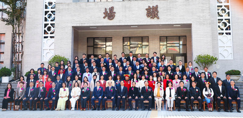 Gruppenfoto am ersten Tag der neuen Legislaturperiode (Foto: CNA)