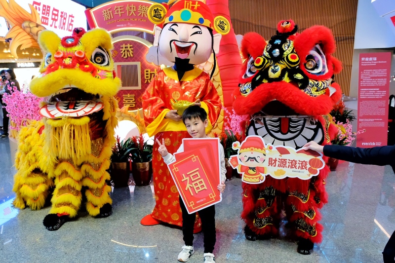 Gern gesehener Gast: Der Gott des Reichtums in Begleitung von zwei Löwen, die traditionallen Löwentänz vorführen, begrüßt Besucher am Everrich Duty Free Geschäft im Internationalen Flughafen Taiwan Taoyuan (Foto: CNA)