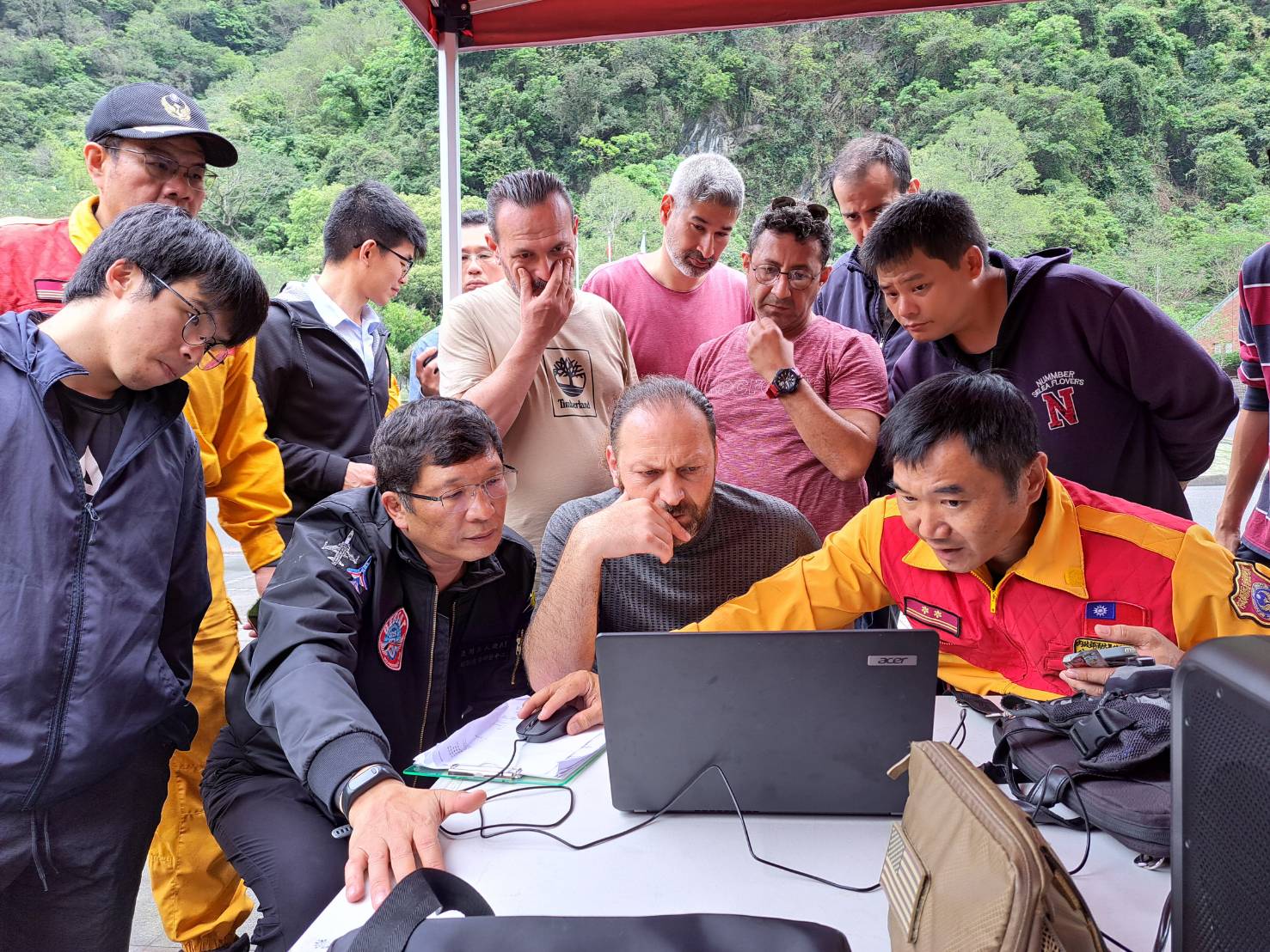 Drohnenexperten aus der Türkei unterstützen die Suche nach Vermissten in der Tarokoschlucht (Foto: Feuerwehrbehörde, CNA)