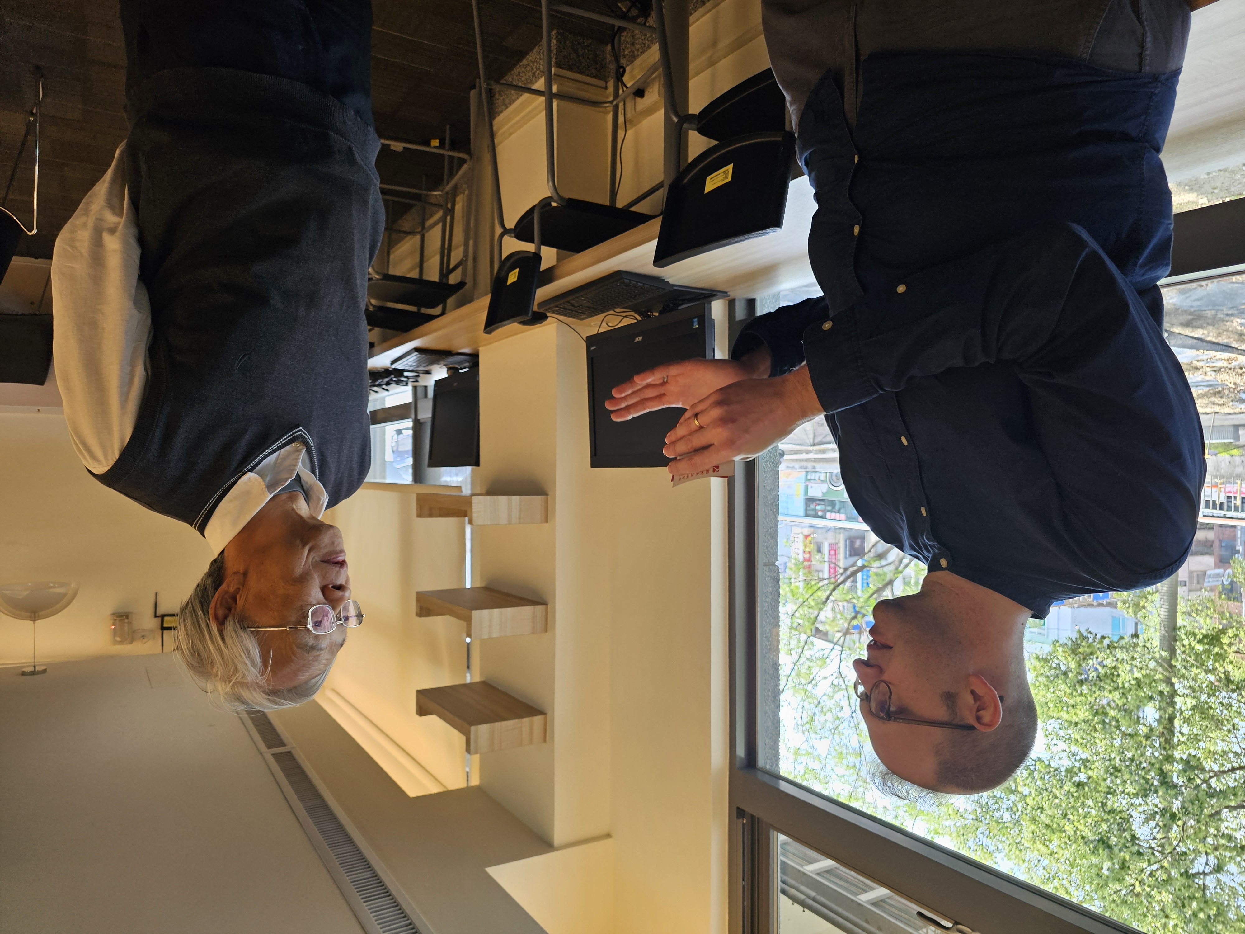 Geschichtslehrer Florian Heutz im Gespräch mit dem ehemaligen Insassen Fred Chin, der die Schüler*innen durch das ehemalige Gefängnis führt. Ohne seine Erzählungen blieben die vielen furchtbaren Geschichten innerhalb dieser Gefängnismauern unerhört. (Foto: Shangning)