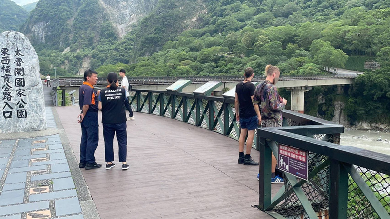 Die beiden Söhne (rechts) des seit 02. April vermissten Deutschen Ralf Klausnitzer besuchen die Tarokoschlucht (Bild: Polizeibüro Hualien)