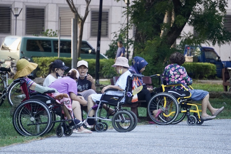 Viele ältere Menschen in Taiwan werden von ausländischen Pflegekräften betreut. (Bild: CNA)