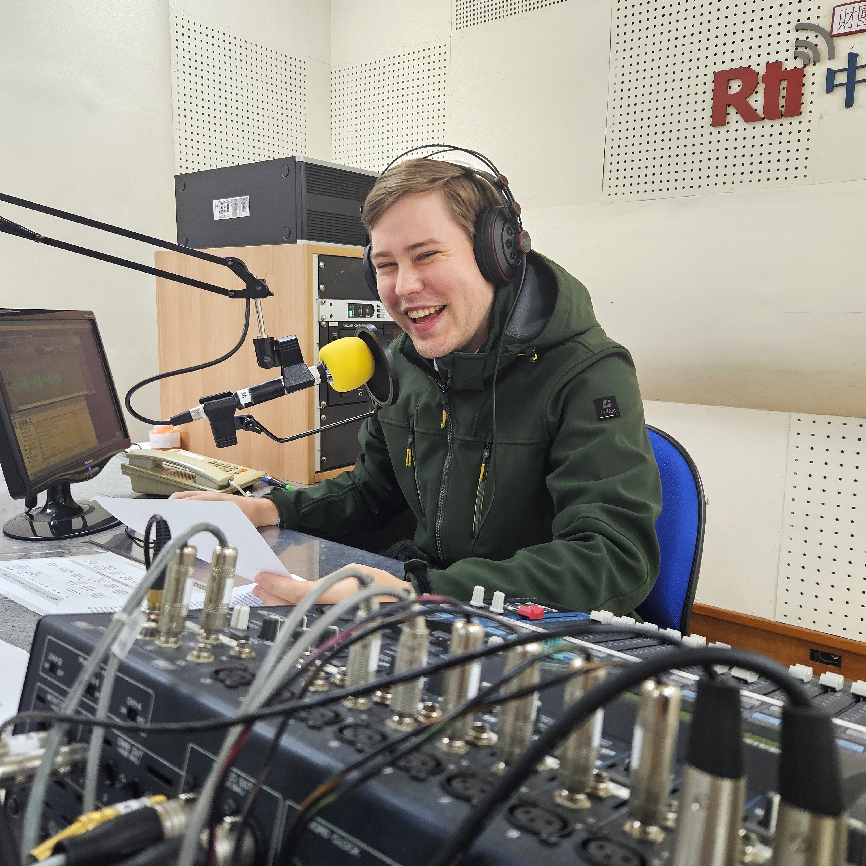 Jannis Kaliske während der Aufnahme im Studio von Rti. (Foto: Shangning)