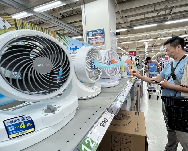 Ein Kunde begutachtet in einem Kaufhaus Ventilatoren (Foto: CNA)