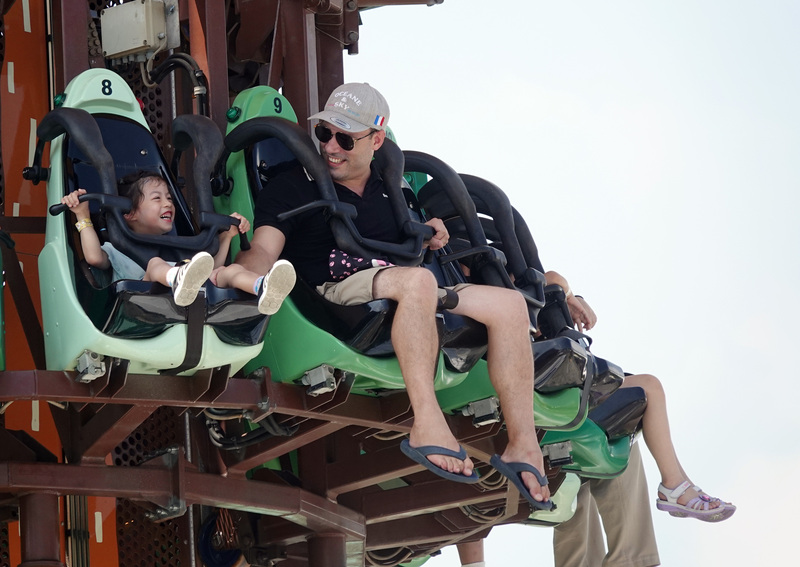 Vater und Kind vergnügen sich in einem Vergnügungspark (Foto: CNA)