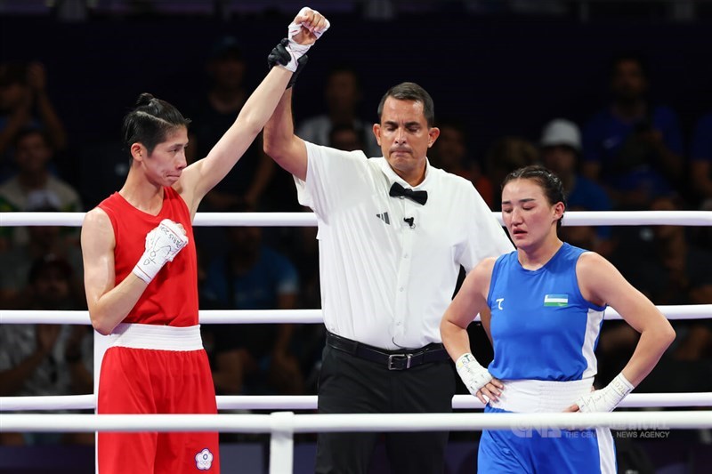 Taiwans Boxerin Lin Yu-ting (林郁婷/links) nach ihrem ersten Kampf bei den olympischen Spielen 2024 (Foto: CNA)
