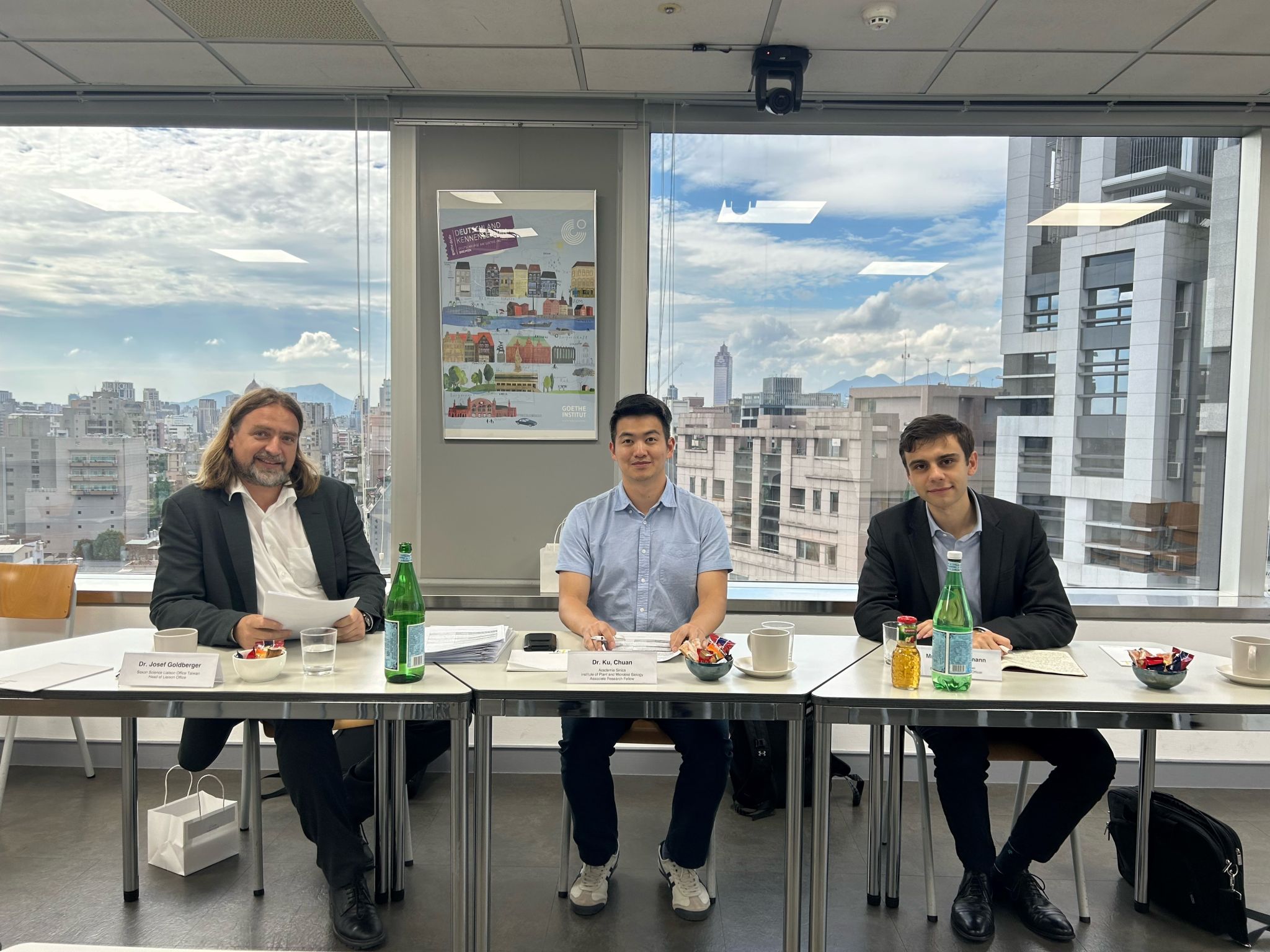 Als Mitglied eines Auswahlkomitees für die Stipendien der Tsung Cho-Chang Education Foundation für Masterstudiengänge in Deutschland interviewt hier Dr. Josef Goldberger (links) zusammen mit Prof. Chuan Ku (Mitte) von der National Taiwan University und Academia Sinica, Taiwan, und Julian Goldmann (Rechts), Referent für Wissenschaft und Technologie am Deutschen Institut Taipeh, die Bewerber (Foto: Dr. Josef Goldberger)