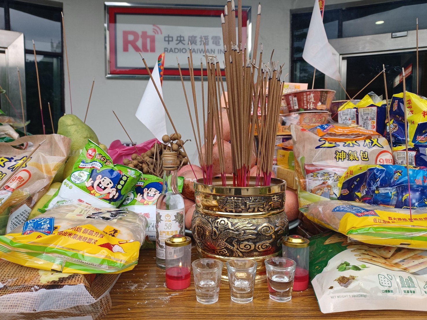 Tisch mit Opfergaben für die 'Guten Brüder und Schwestern' bei Radio Taiwan International (Foto: RTI Spanisch)