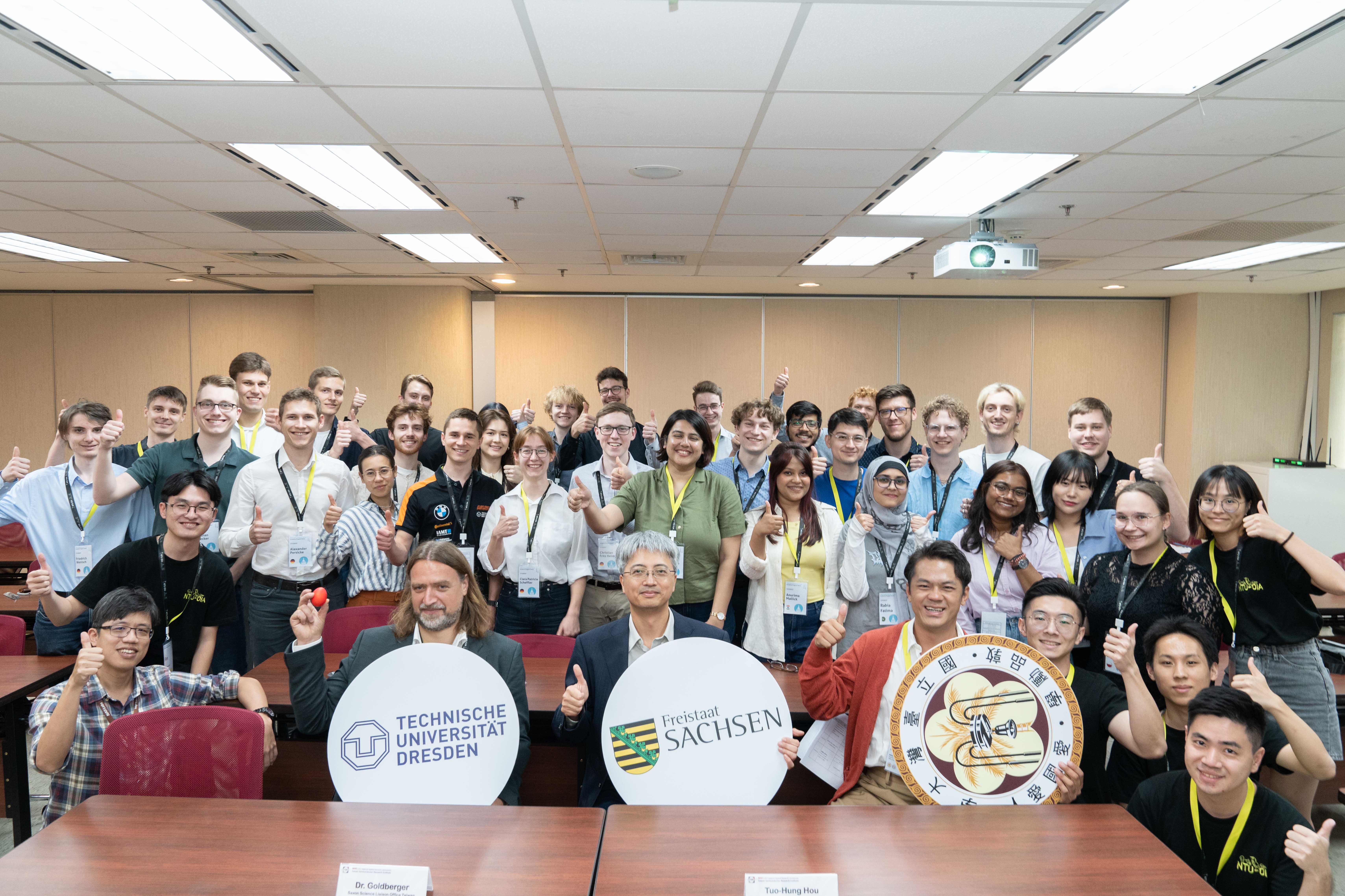 In der ersten Runde des STIPT nahmen 27 Master-Studenten und 3 Bachelor-Studenten der TU Dresden an dem halbjährigen Programm teil. Sie besuchten ein Semester lang Vorlesungen an der renommierten National Taiwan University (NTU) in Taipei. Während der Sommerferien absolvierten sie anschließend ein Praktikum beim Halbleiterhersteller TSMC, bevor sie in der letzten Woche wieder nach Deutschland reisten. (Foto: NTU International Office)