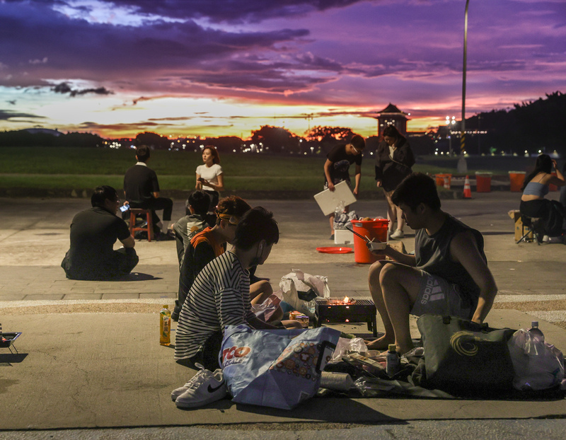 Am Mondfest such sich viele einen schönen Platz, wo man Grillen und dabei den Vollmond betrachten kann (Foto: CNA)