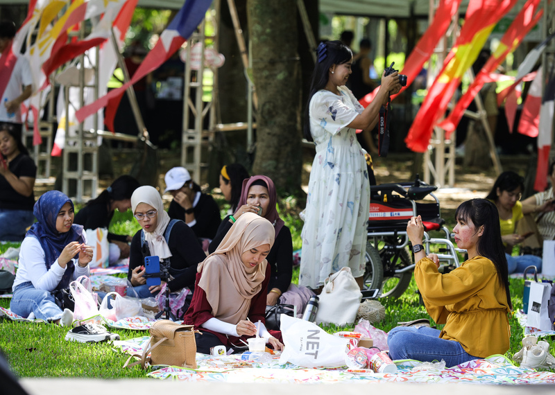 In ihrer Freizeit treffen sich viele Arbeitsmigranten oft im Daan Park in Taipeh, zum Picknick auf der Wiese. (Bild: CNA))