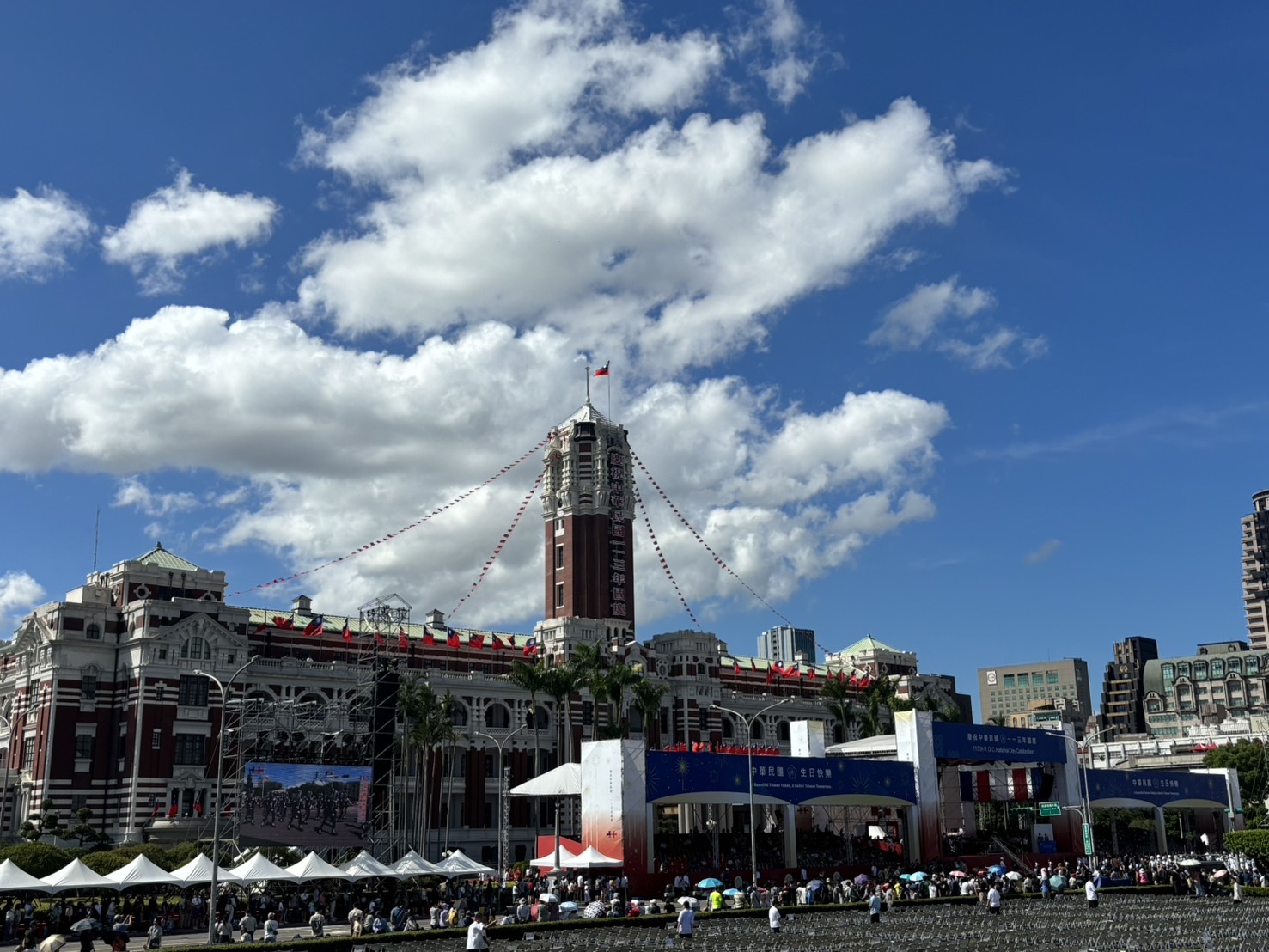 Morgen, am 10. Oktober, wird in Taiwan die erste Nationalfeier unter Präsident Lai Ching-te (賴清德) seit seiner Amtseinführung am 20. Mai gefeiert. Gefeiert wird der 113. Geburtstag Taiwans (Republik China). Die ehemaligen Präsidenten Tsai Ing-wen, Chen Shui-bian und Ma Ying-jeou werden ebenfalls an den Feierlichkeiten teilnehmen. (Rti)