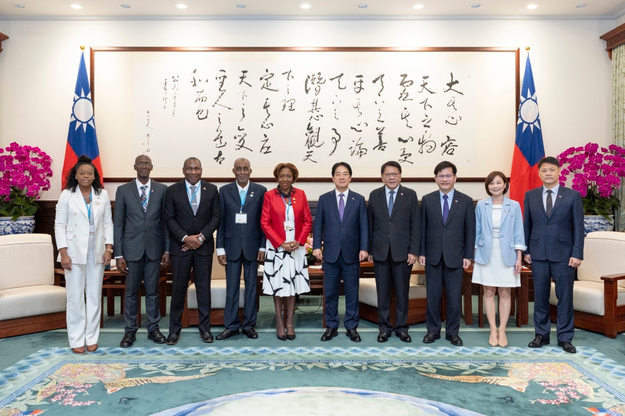 Die Präsidentin des Senats von St. Lucia, Alvina Reynolds, und der Sprecher des Repräsentantenhauses, Claudius J. Francis, leiteten eine Delegation, die Taiwan besuchte und sich mit Präsident Lai Ching-te traf. (Foto: Präsidialamt)