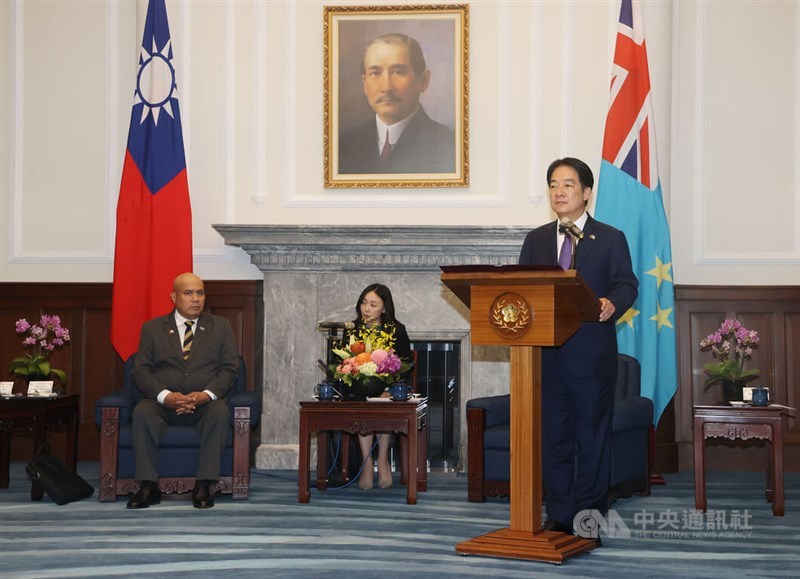 Präsident Lai Ching-te (stehend, rechts) spricht während seines Treffens mit dem Premierminister von Tuvalu, Feleti Penitala Teo (erster von links), am Dienstag im Präsidialamt in Taipeh. (Foto: CNA)