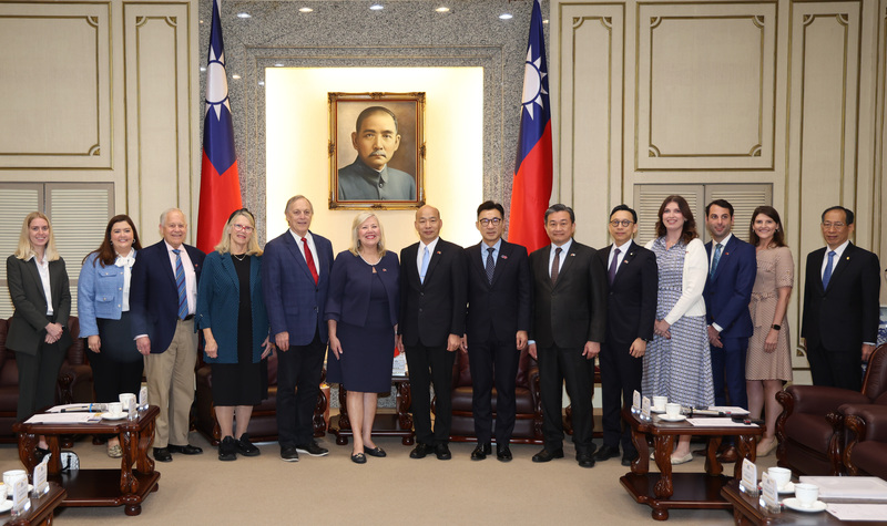 Heute hat der Präsident des taiwanischen Parlaments, Han Kuo-yu (韓國瑜), die US-Kongressabgeordnete Debbie Lesko (6. v.li.) und ihre Delegation empfangen. (CNA)