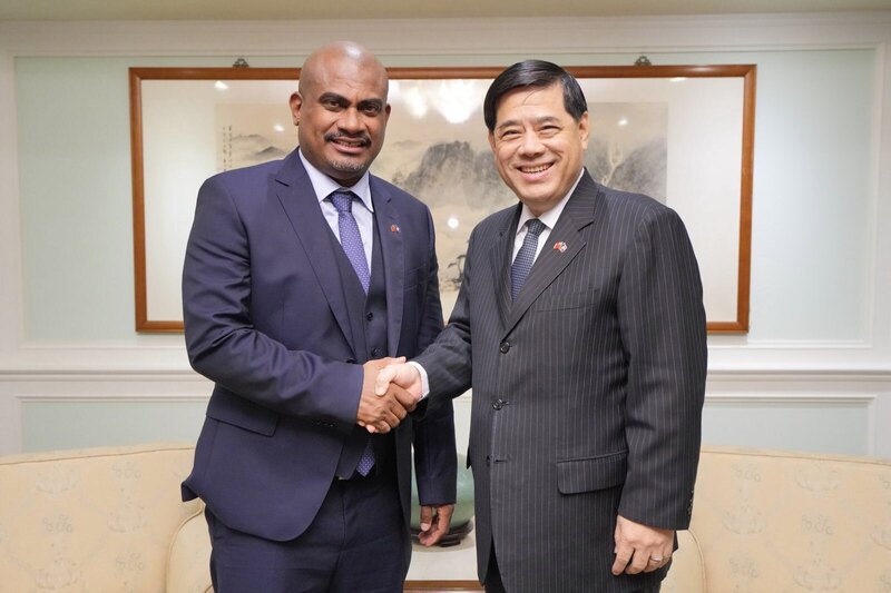 Am heutigen Donnerstag meldete das taiwanische Außenministerium, dass der Vizepräsident von Belize Cordel Hyde (links, hier mit dem Staatssekretär Remus Li-Kuo Chen (陳立國)) vom 8. bis 12. Oktober eine Delegation nach Taiwan führt, um an den Feierlichkeiten zum taiwanischen Nationalfeiertag teilzunehmen. (Foto: CNA)