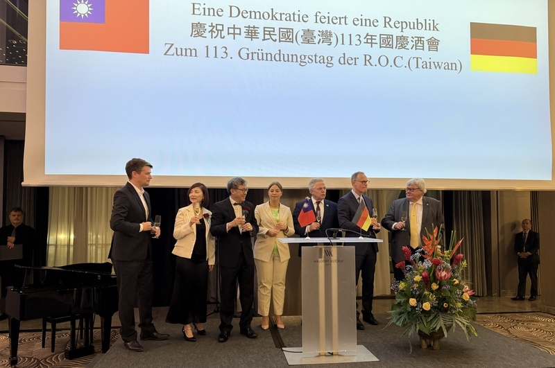 Fünf deutsche Abgeordnete hielten Reden, darunter Bundestagsvizepräsidentin Yvonne Magwas und Klaus-Peter Willsch, Vorsitzender des Parlamentarischen Freundeskreises Berlin-Taipeh.