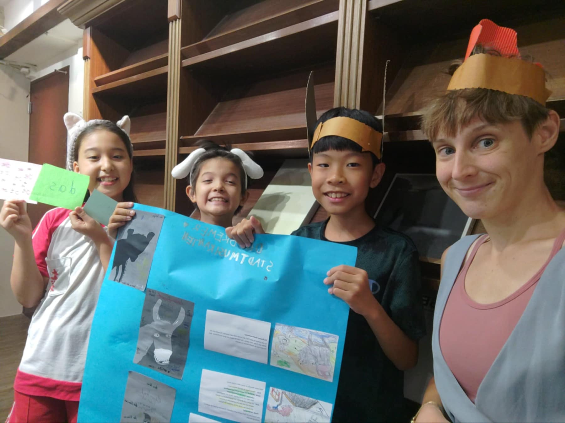 Deutschlehrerin Ebbi Pulina (rechts) mit ihrem spielerischen Konversationskurs (Bild: Ebbi Pulina)