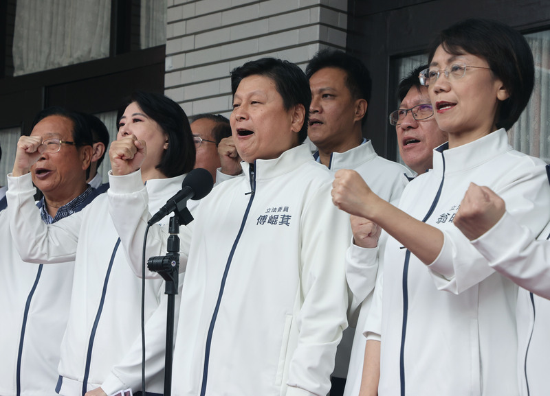 Die Abgeordneten der oppositionellen KMT weigern sich, die Entscheidung des Verfassungsgerichts über die Verfassungswidrigkeit des Parlamentsbeschlusses zur Parlamentsreform anzuerkennen. (Bild: CNA)