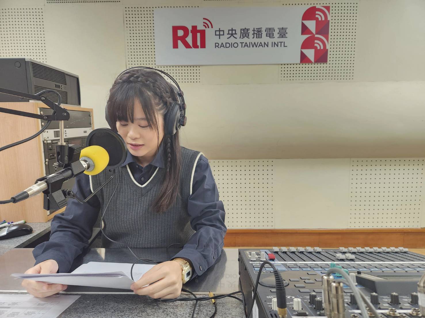 Unsere Praktikantin Wang Chieh Ling 王婕齡 im Studio beim Einlesen (Foto: Shangning)