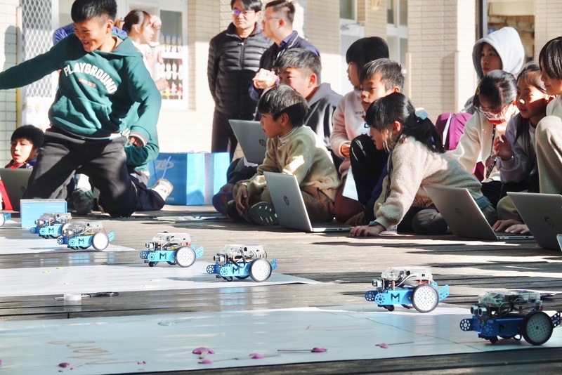 Die Schulkinder fühlen sich glücklich, wenn sie mit KI-Robotern spielen dürfen. (Bild: CNA)