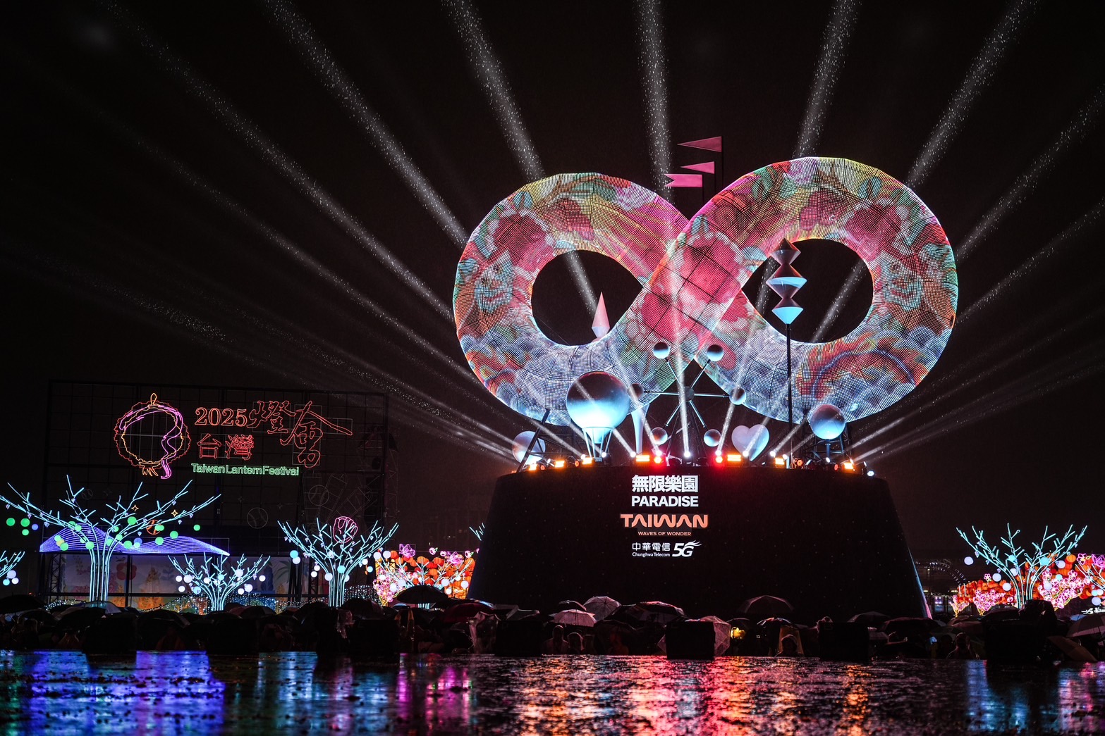 Die Hauptlaterne des Taiwan Latern Festivals 2025 - passend zum Jahr der Schlage im Schlangenmotiv (Foto: Tourismusbehörde)