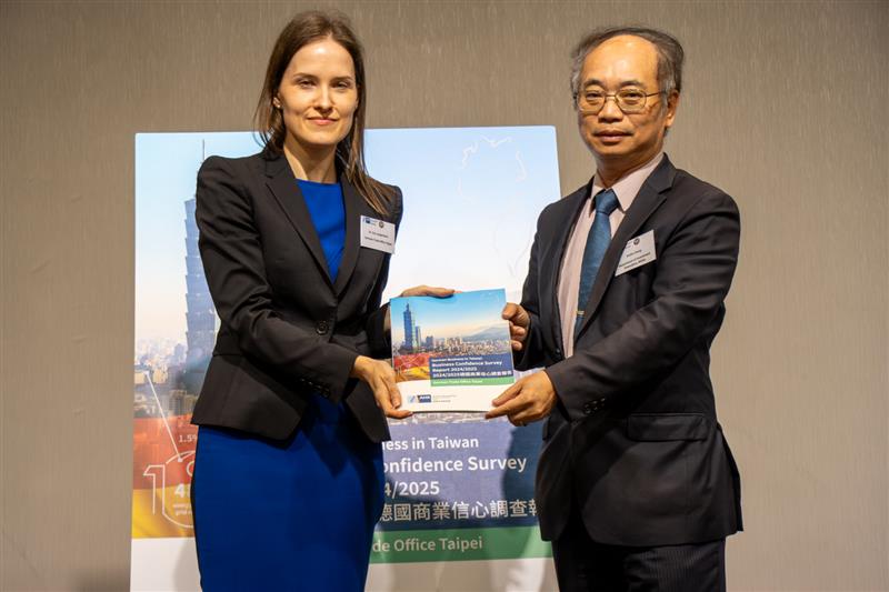 Dr. Eva Langerbeck übergibt den Bericht an Emile M.P. Chang (Foto: Deutsches Wirtschaftsbüro Taipei)