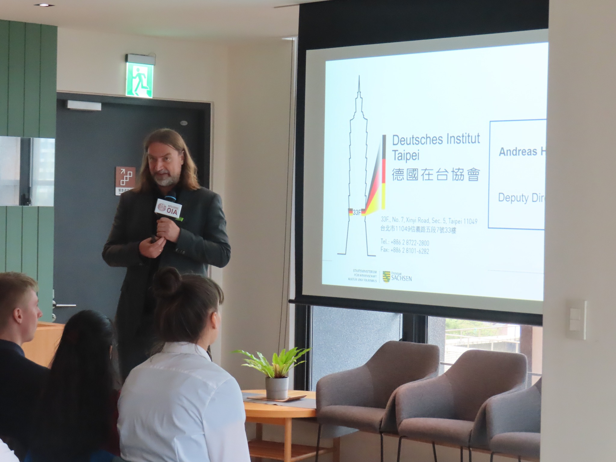 Dr. Josef Goldberger begrüßt die zweite STIPT-Gruppe (Foto: Ilon Huang)