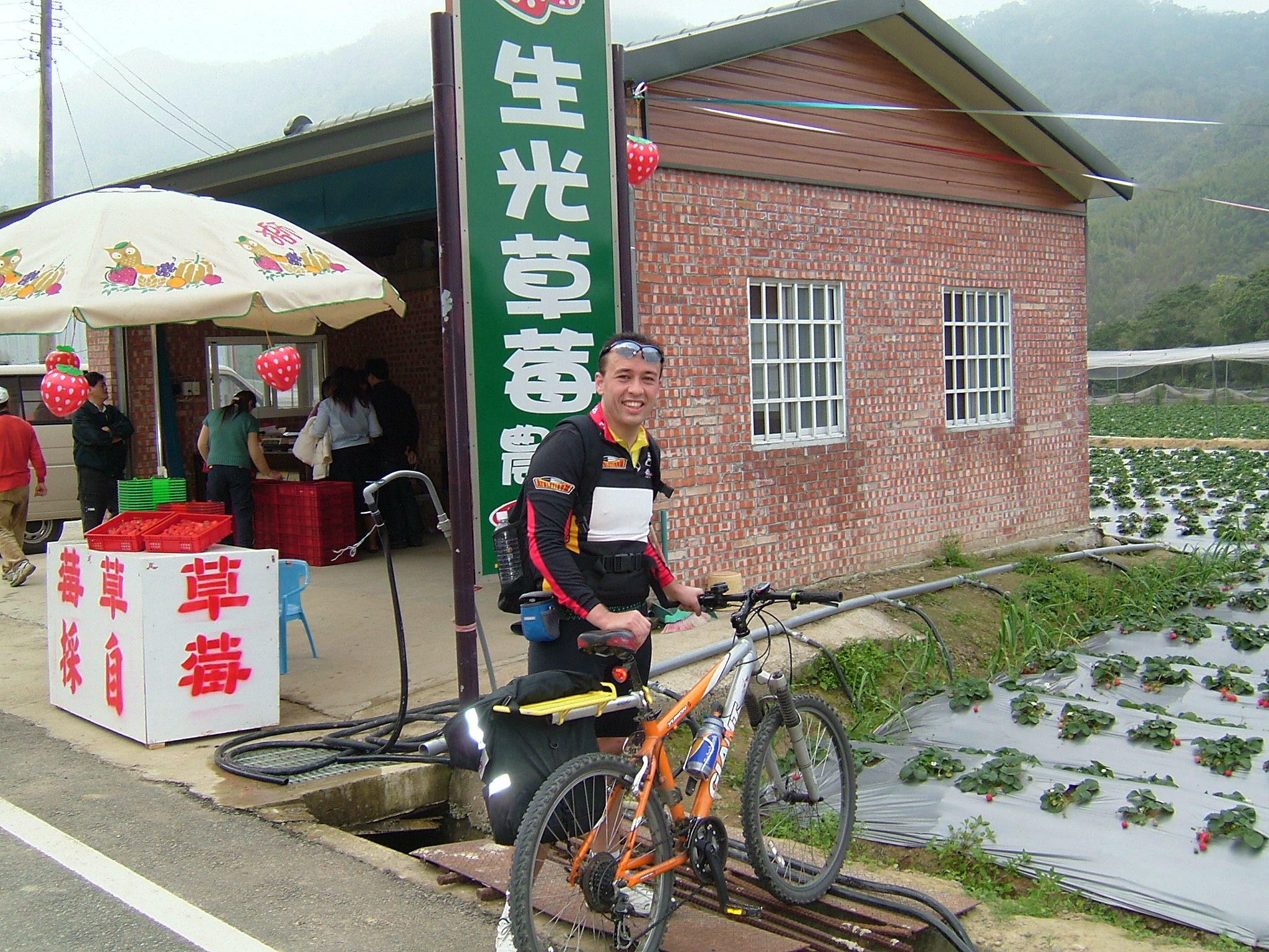 Ilon Huang fährt seit über 20 Jahren Fahrrad in Taiwan - einmal als Fortbewegungsmittel in der Stadt und einmal als Freizeit- und Sportgerät. Das Bild zeigt Ilon auf der Fahrt nach Zentraltaiwan, bei der er an den Erdbeerenfeldern von Miaoli vorbeifuhr. (Foto: Ilon Huang)