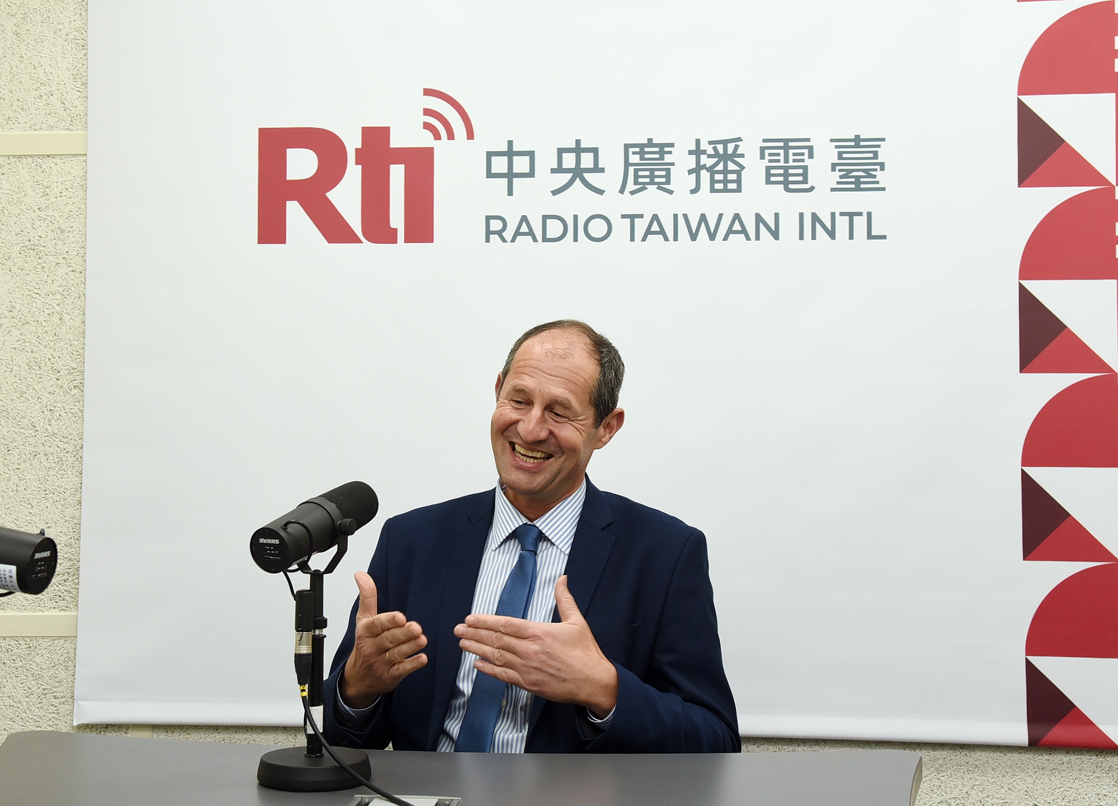 Lutz Güllner, Head of the European Economic and Trade Office in Taiwan, beim Interview. (Foto: RTI)