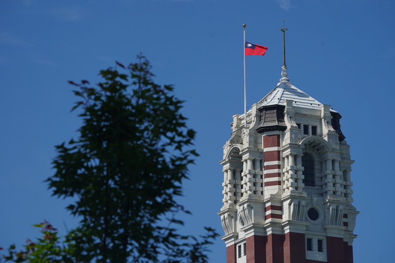 Als Zeichen der Trauer hat die Regierung angeordnet, die Flaggen am Präsidialamt und Parlament für zwei Tage auf Halbmast zu setzen. (Foto: CNA)