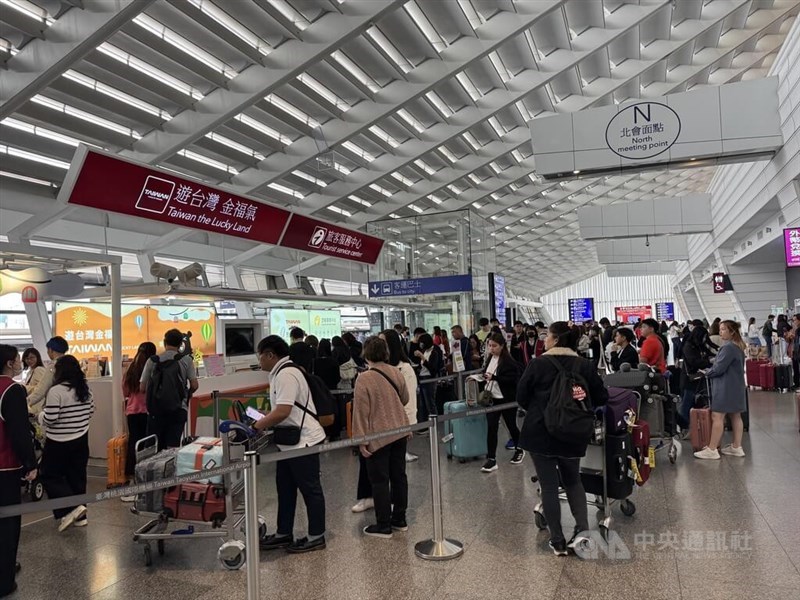 Besucher im internationalen Flughafen Taoyuan  (Foto: CNA, 2. April 2025)