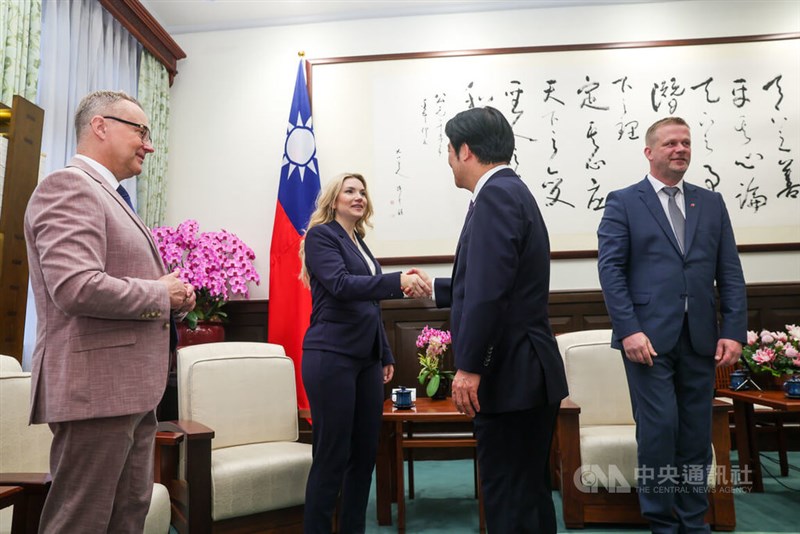 Präsident Lai Ching-te (2. von rechts) begrüßt die Mitglieder des Europäischen Parlaments. (Foto: CNA  27. Mai 2025)