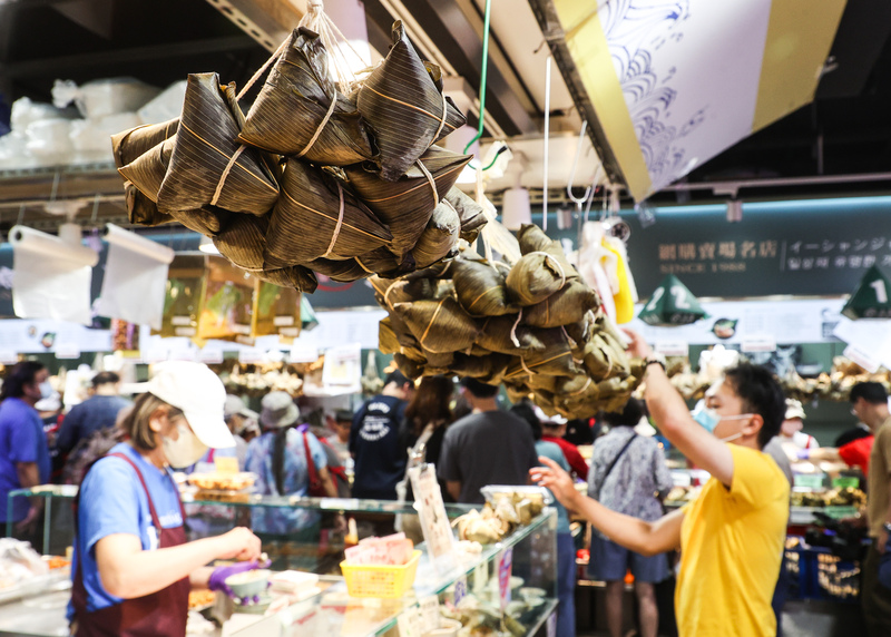 Ein Marktstand bietet zum Drachenbootfest eine große Auswahl an Zongzi (Bild: CNA)