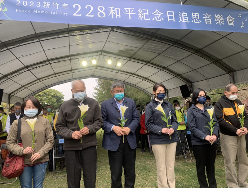 Der ehemalige Bürgermeister von Taipei Ko Wen-je, der ein Angehöriger einer Opferfamilie des 228-Zwischenfalls, hat in Hsinchu an einer Gedenkfeier teilgenommen. (Bild: CNA)