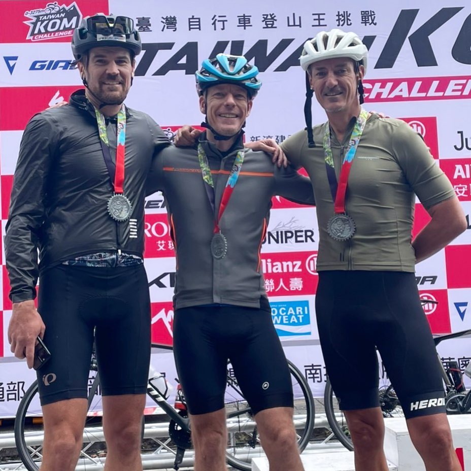 Lee Rodgers (rechts) gewinnt im vergangenen Jahr die KOM Challenge in der Ü50 Kategorie. Die zwei Radler neben Lee Rodgers werden von ihm trainiert und konnten sich die ersten beiden Plätze in der Ü45 Kategorie sichern. (Bild: Lee Rodgers)